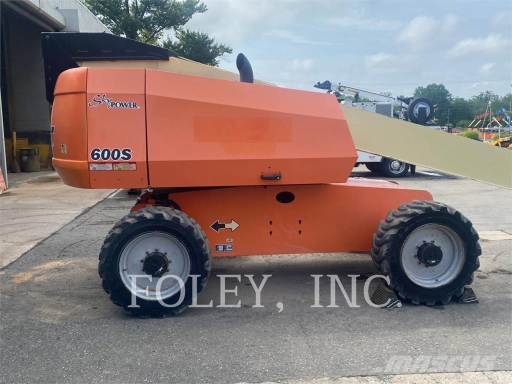 JLG 600S Iseliikuvad poomtõstukid