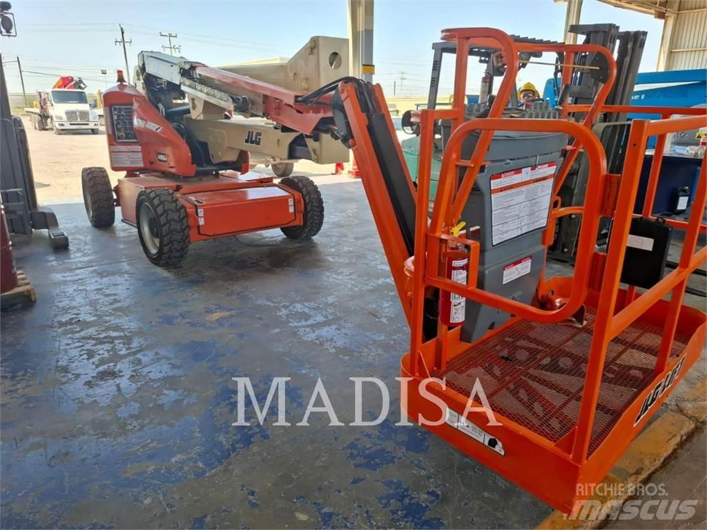 JLG E450AJ Iseliikuvad poomtõstukid