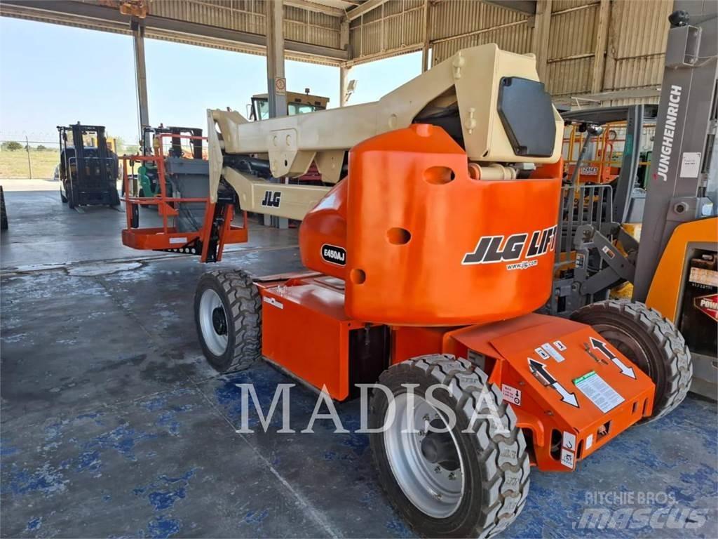 JLG E450AJ Iseliikuvad poomtõstukid