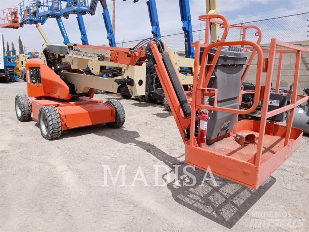 JLG E450AJ Iseliikuvad poomtõstukid