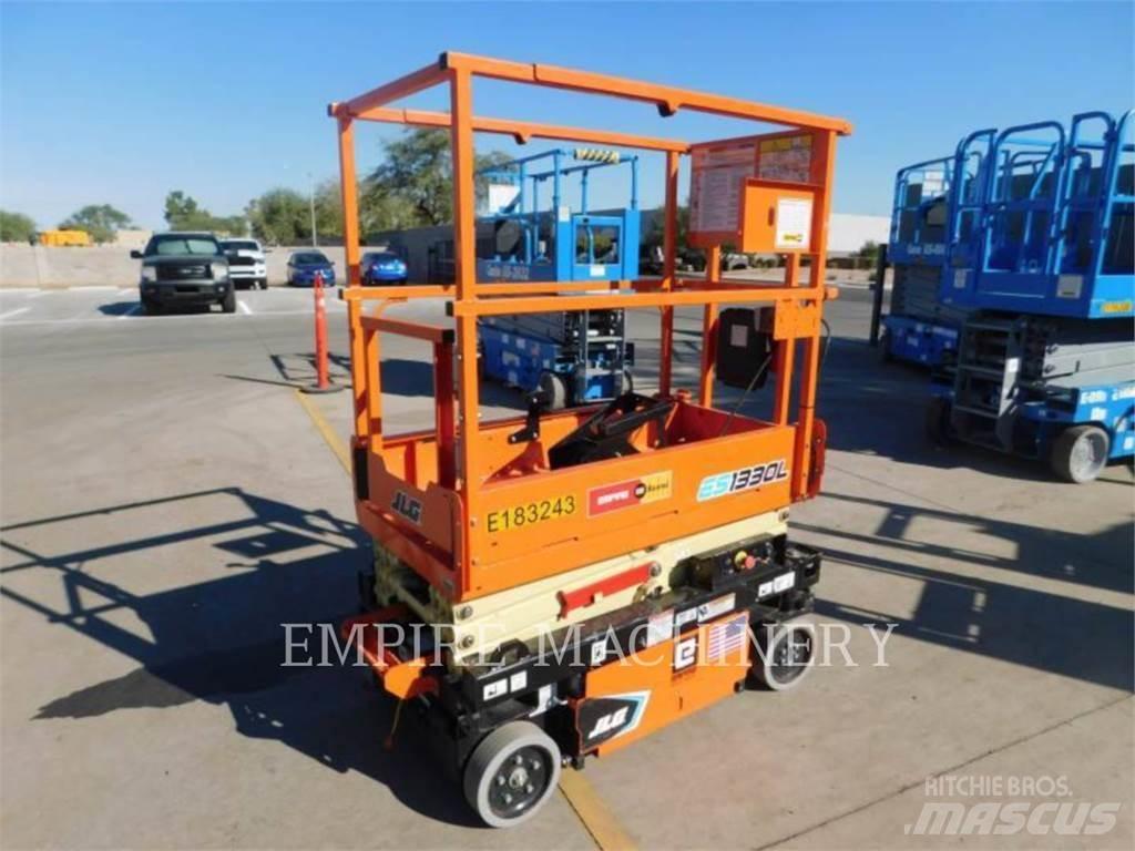 JLG ES1330L Iseliikuvad poomtõstukid