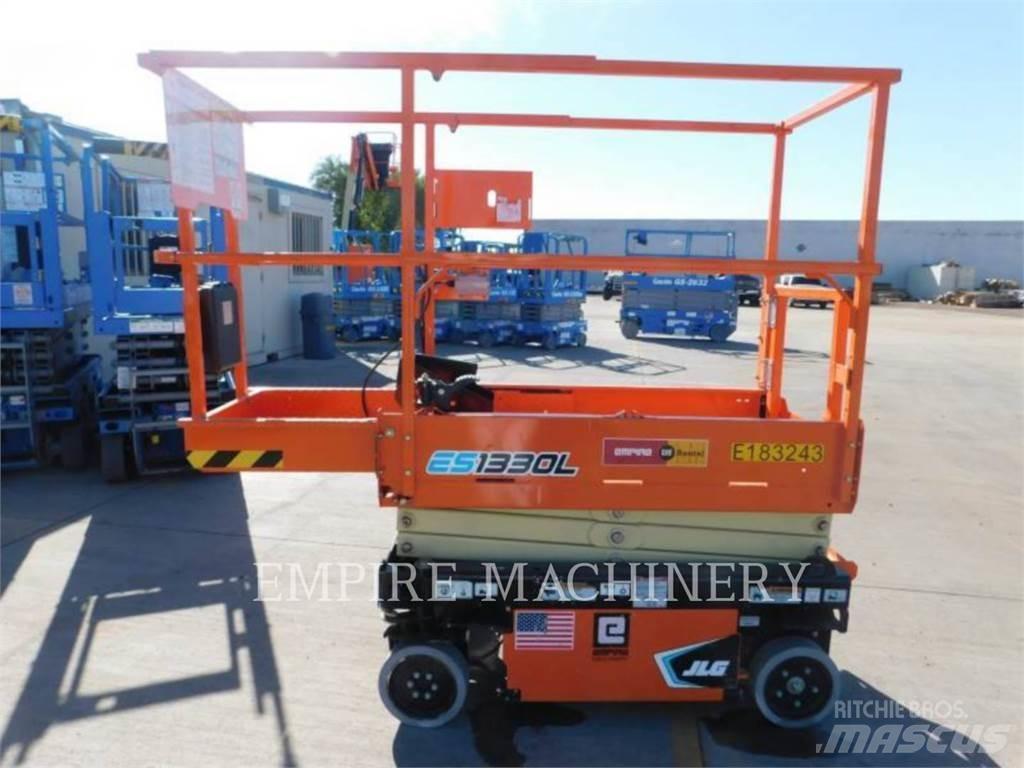 JLG ES1330L Iseliikuvad poomtõstukid