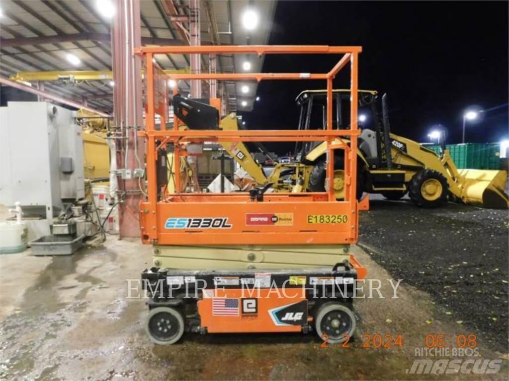 JLG ES1330L Iseliikuvad poomtõstukid