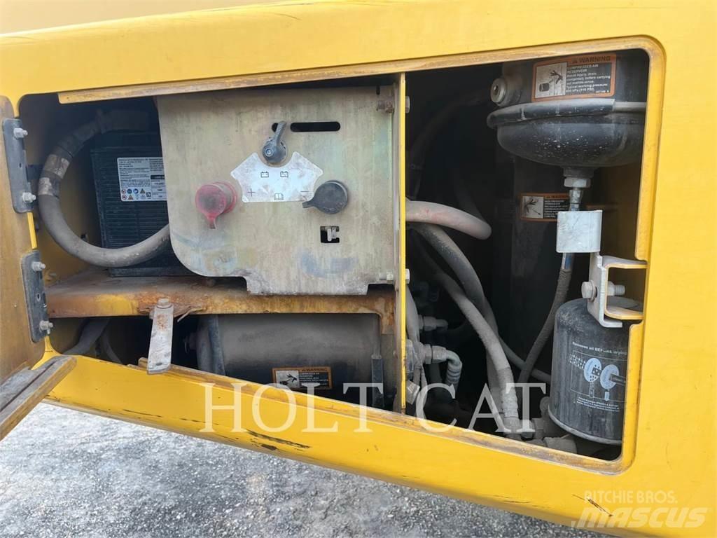 John Deere 250D Liigendraamiga pinnaseveokid
