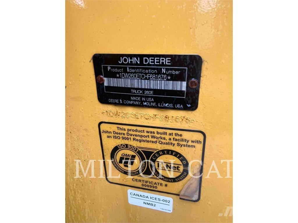 John Deere 260E Liigendraamiga pinnaseveokid