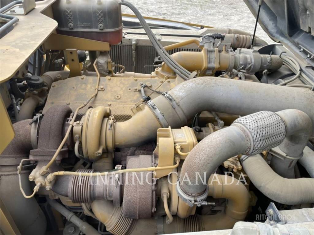 John Deere 410E Liigendraamiga pinnaseveokid