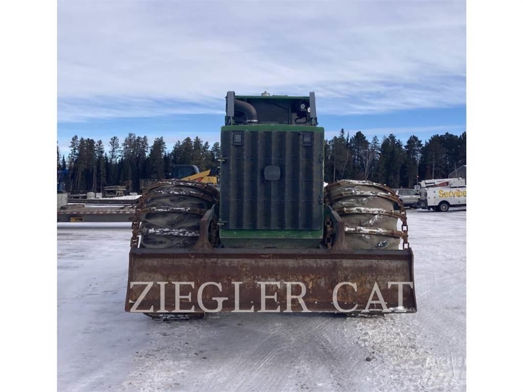 John Deere & CO. 748L Metsatööks kohandatud traktorid