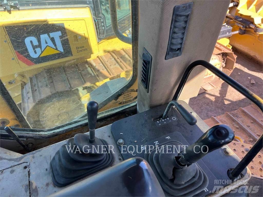 John Deere & CO. 750C LT Buldooserid