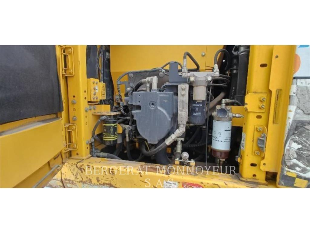 Komatsu HB215LC2 Roomikekskavaatorid