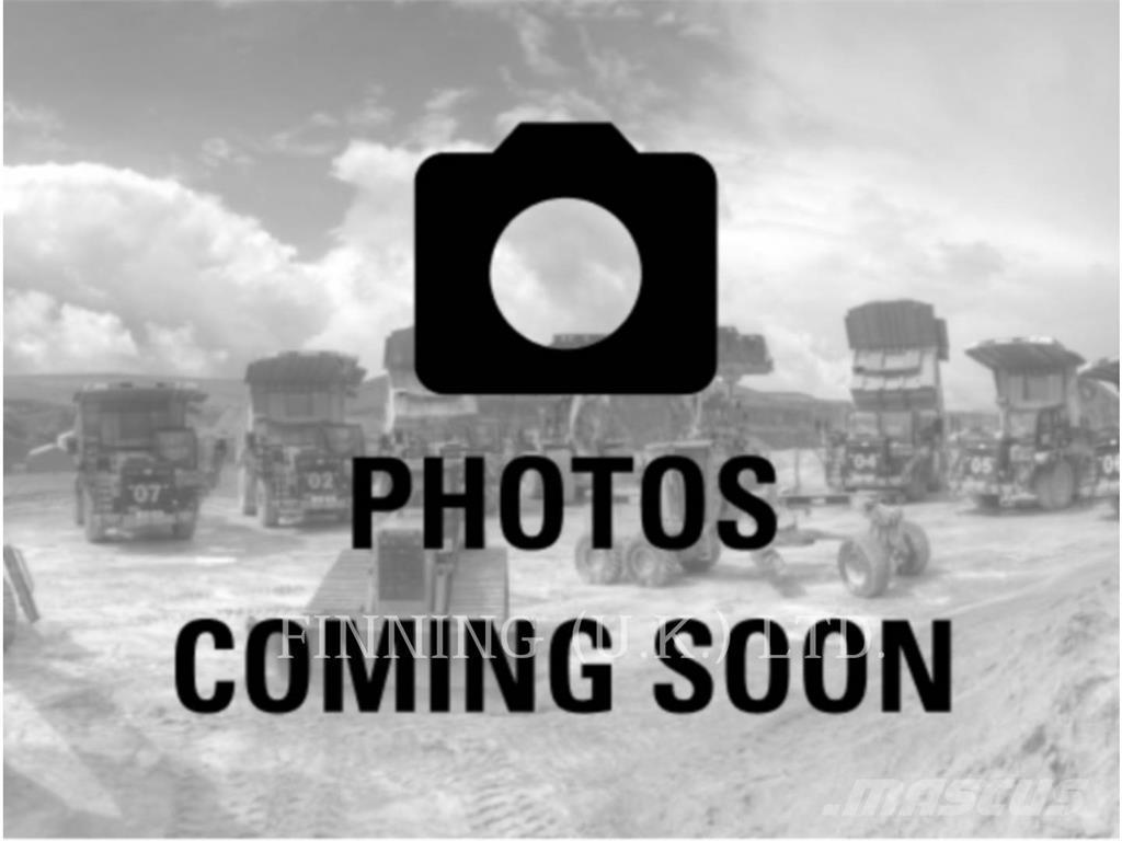 Komatsu PC210-11E0 Roomikekskavaatorid