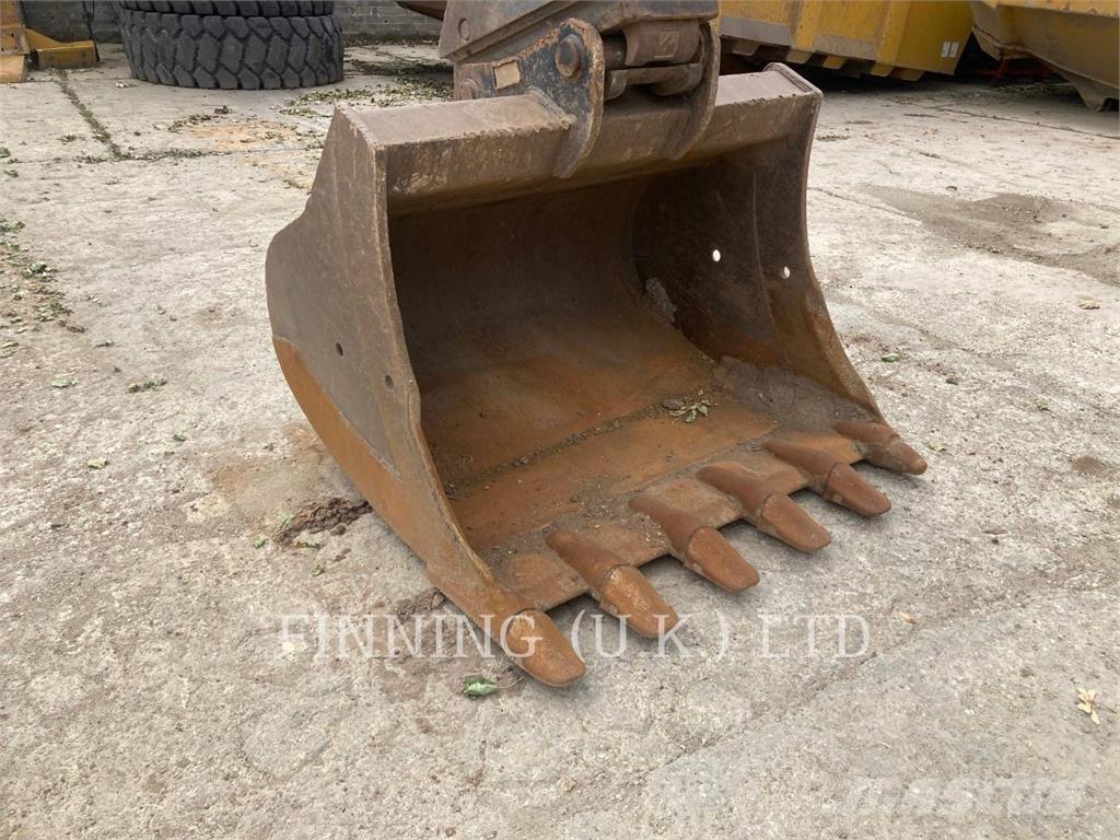Komatsu PC210-11E0 Roomikekskavaatorid