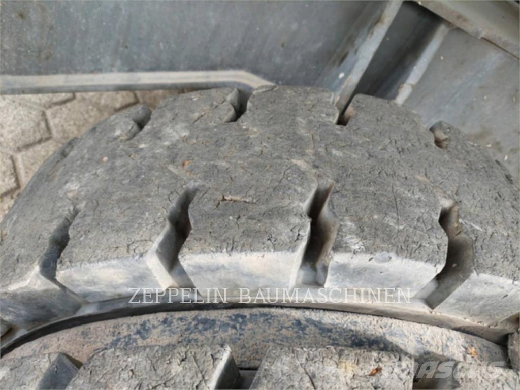 Sennebogen 818 Lammutusekskavaatorid