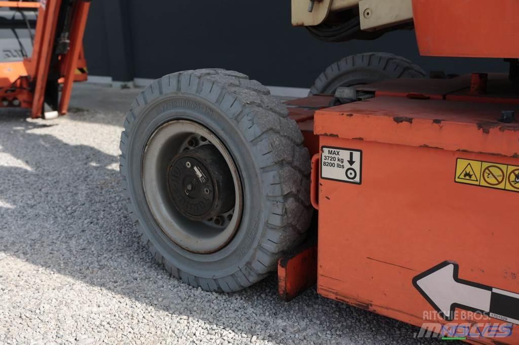 JLG E300AJP Iseliikuvad poomtõstukid