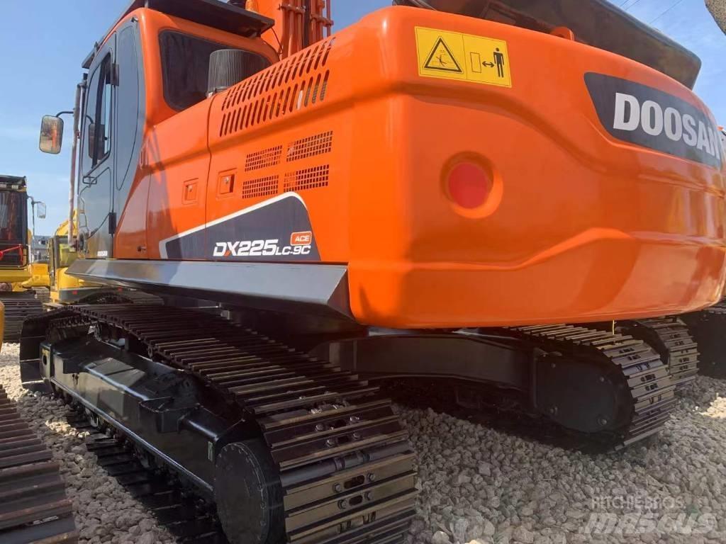 Doosan DX 225 Roomikekskavaatorid
