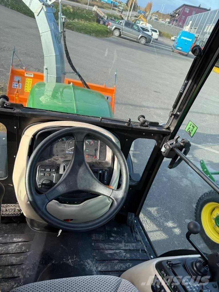 John Deere 2032 R Kompakttraktorid