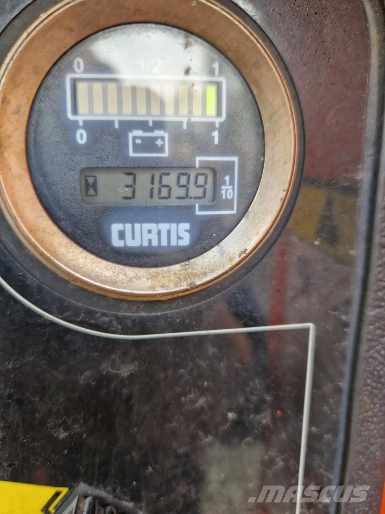 JLG E600 Iseliikuvad poomtõstukid