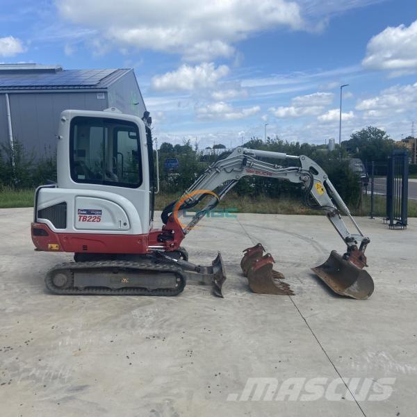 Takeuchi TB225 Ratasekskavaatorid