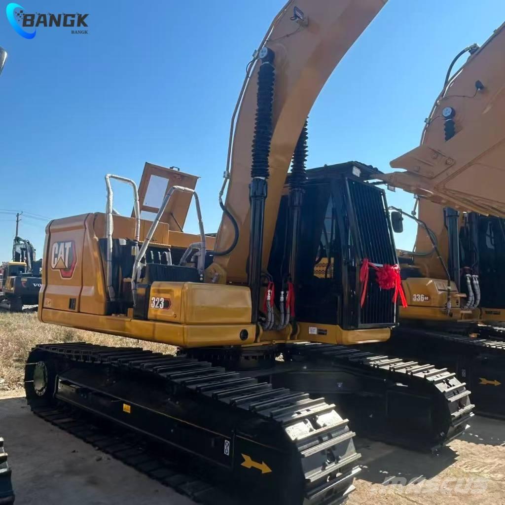 CAT 323 Roomikekskavaatorid