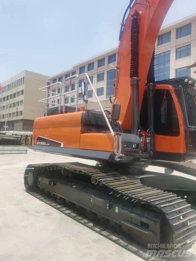 Doosan DX 300 LC Roomikekskavaatorid