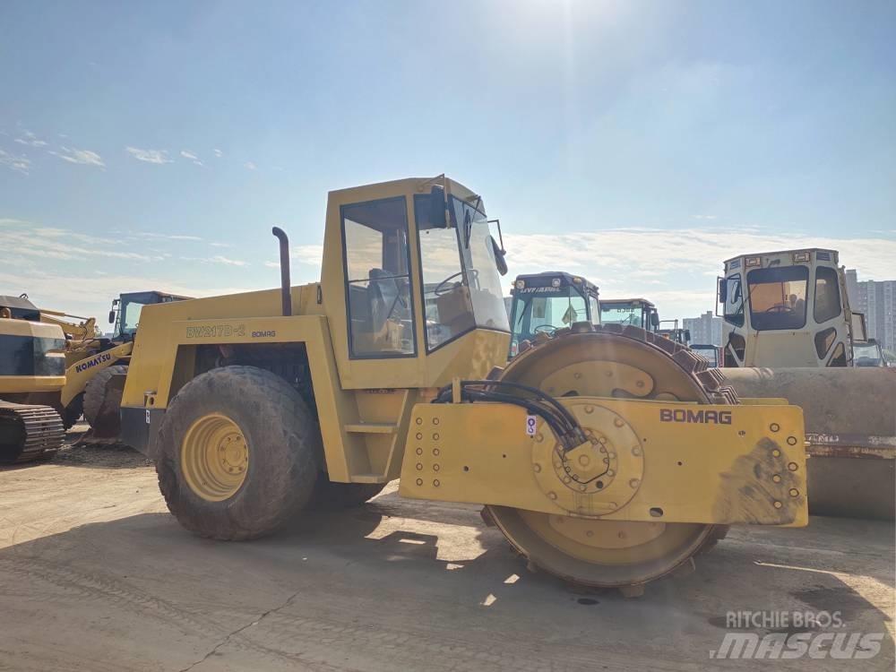 Bomag BW 217 Ühe trumliga rullid