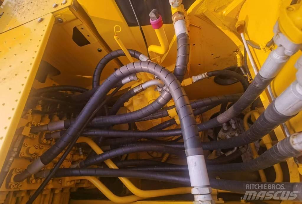 Komatsu PC 220-8 Roomikekskavaatorid