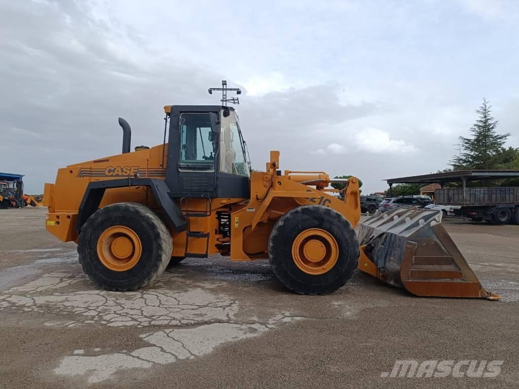 CASE 821 C Rataslaadurid