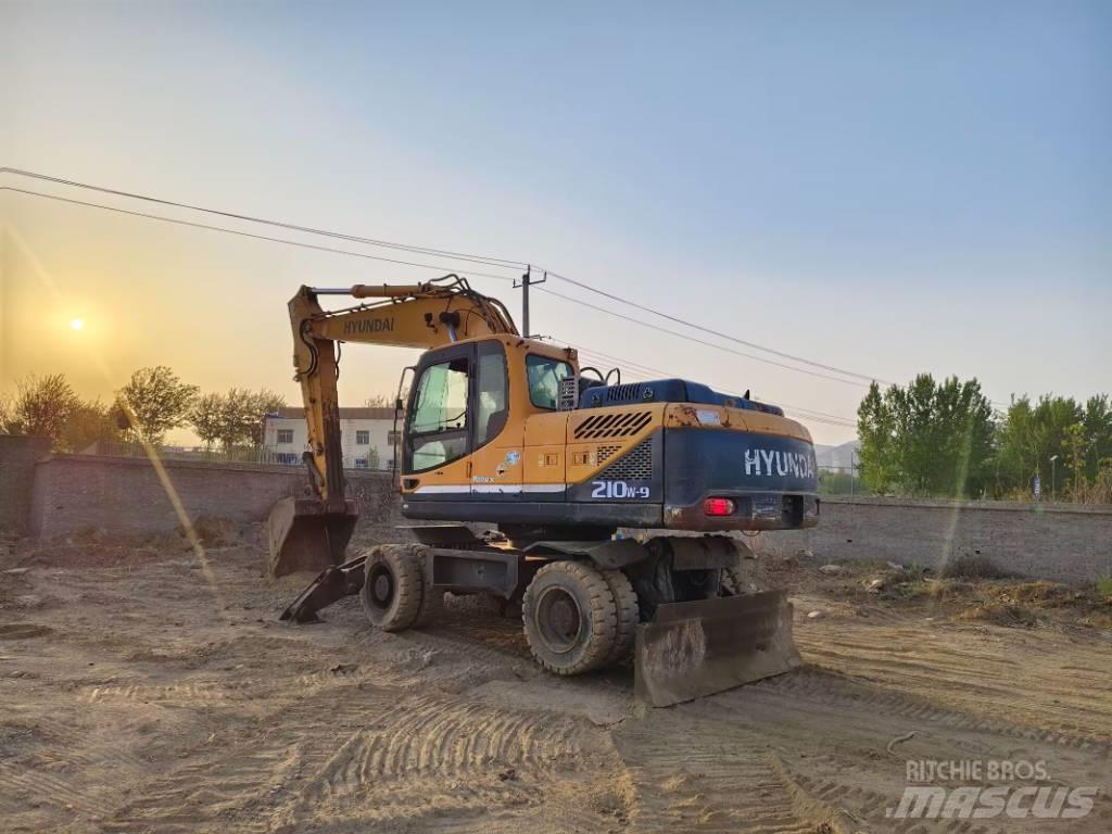 Hyundai R210W-9 Ratasekskavaatorid
