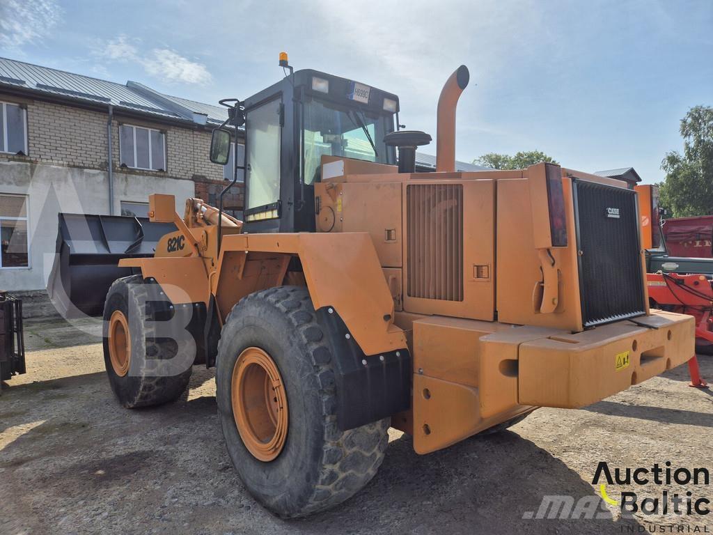 CASE 821 C Rataslaadurid