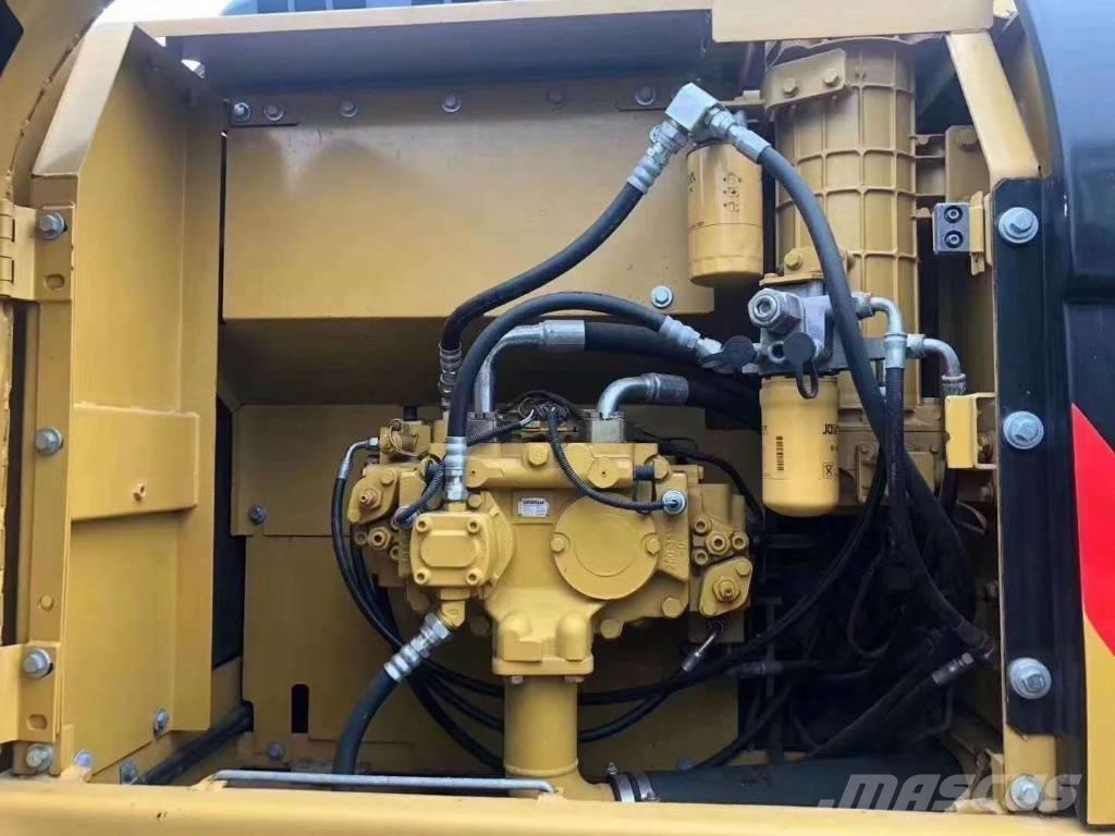 CAT 323 Roomikekskavaatorid