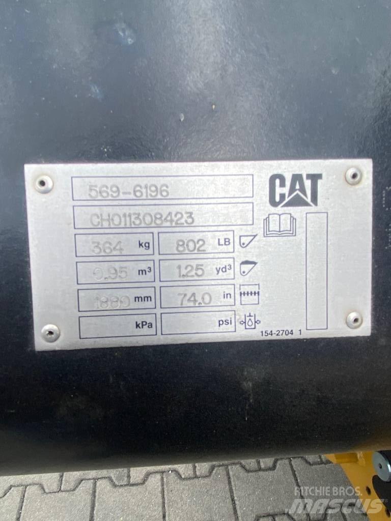 CAT 906 Rataslaadurid