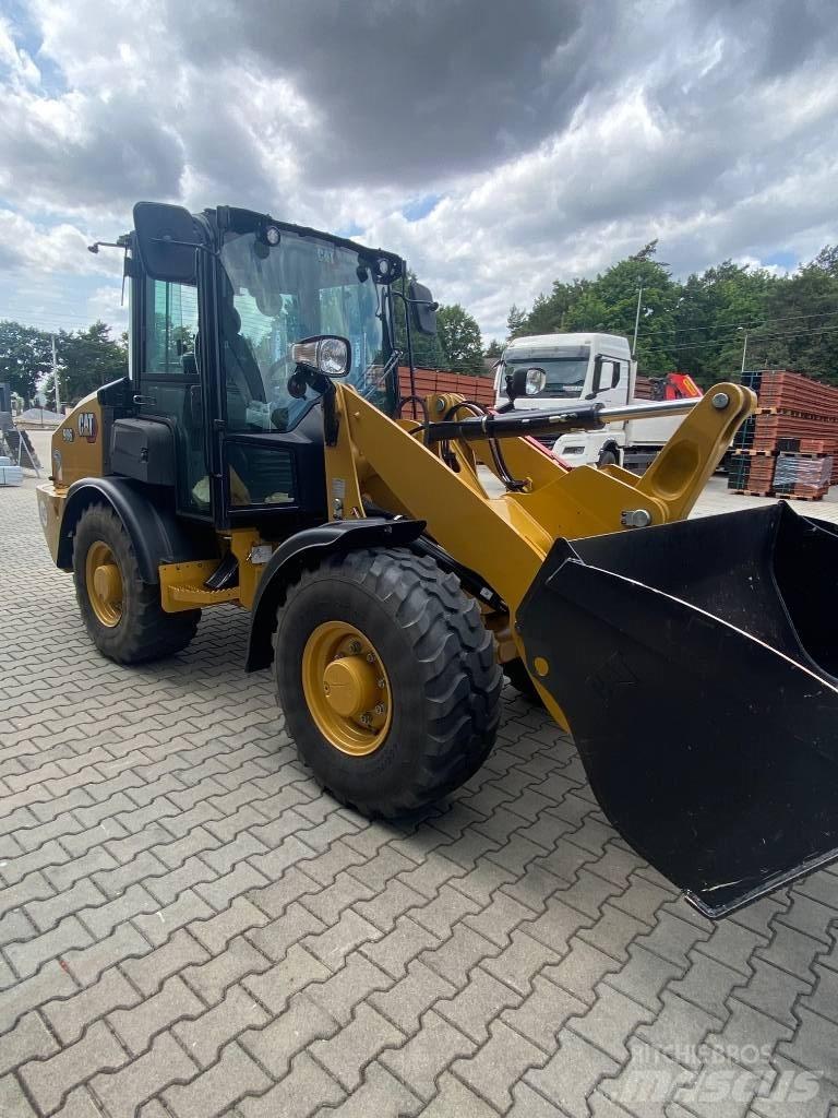 CAT 906 Rataslaadurid