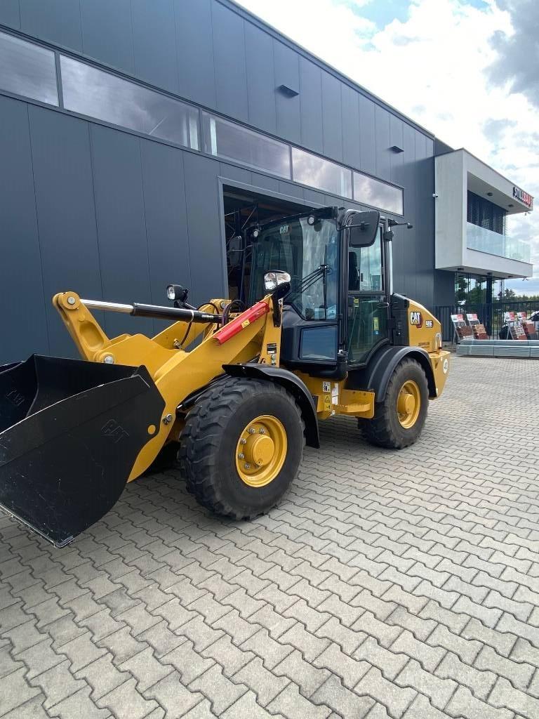 CAT 906 Rataslaadurid