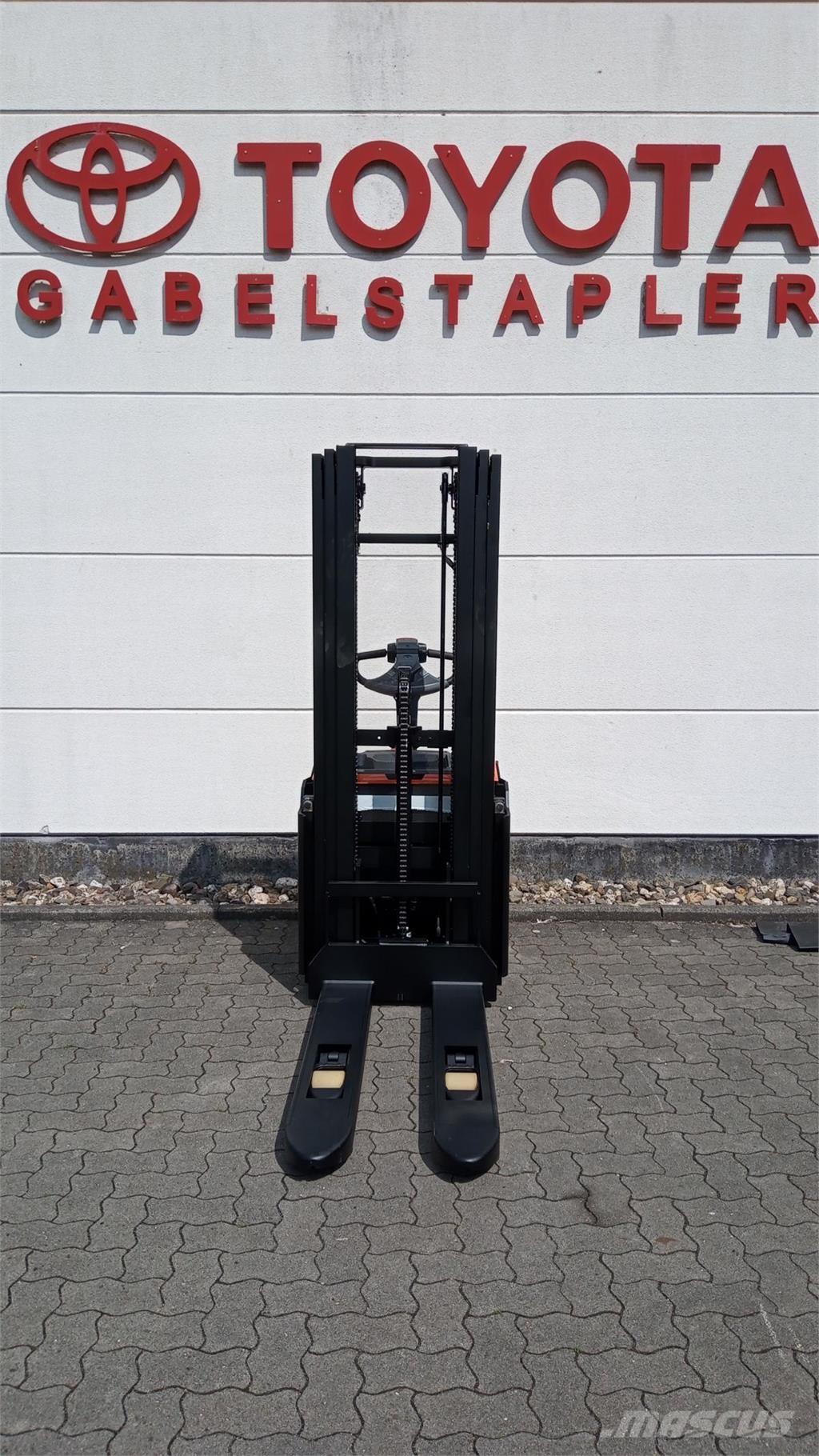 Toyota SWE140L Platvormiga virnastajad