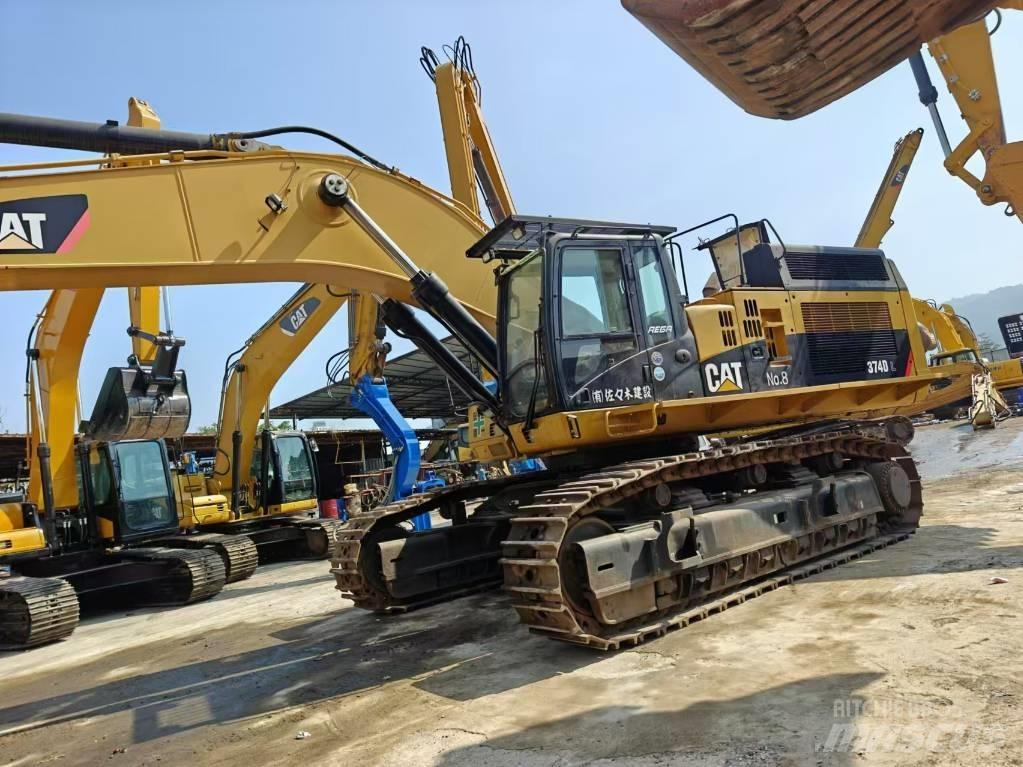CAT 374 Roomikekskavaatorid