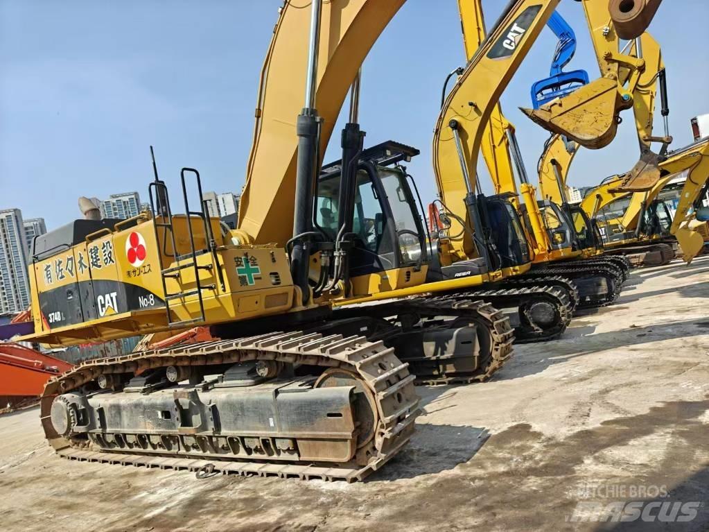 CAT 374 Roomikekskavaatorid