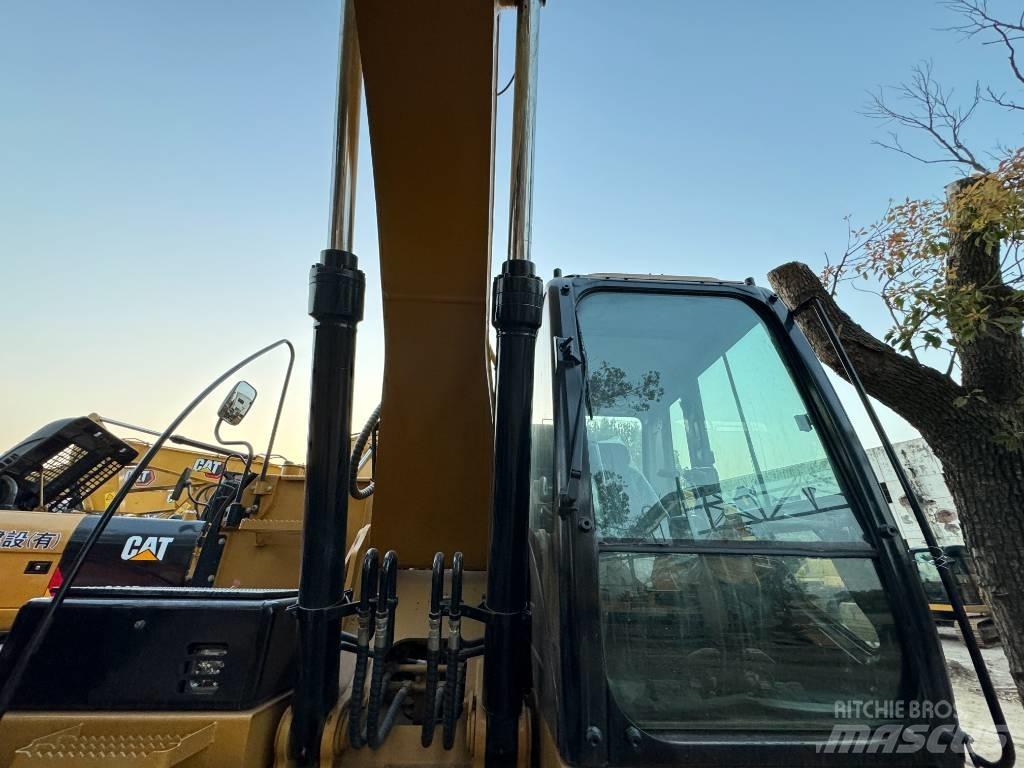 CAT 320D2L Roomikekskavaatorid
