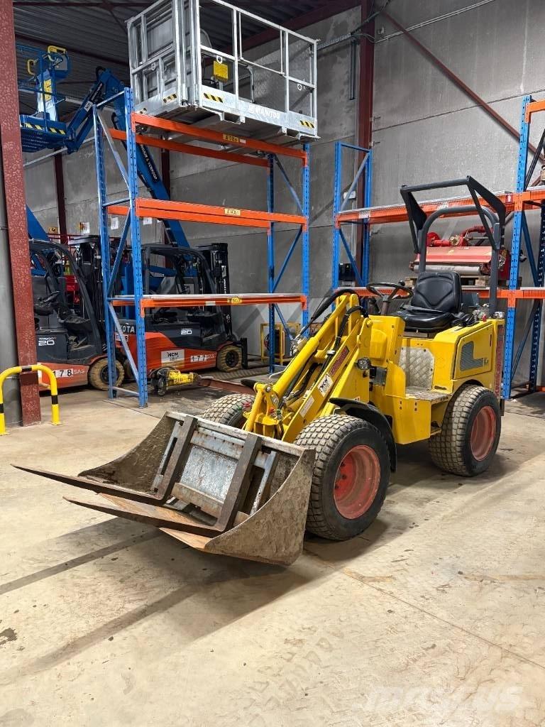 Knikmops KM 130 Rataslaadurid