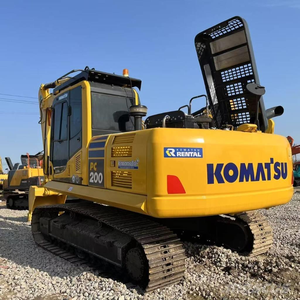 Komatsu PC 200 Roomikekskavaatorid