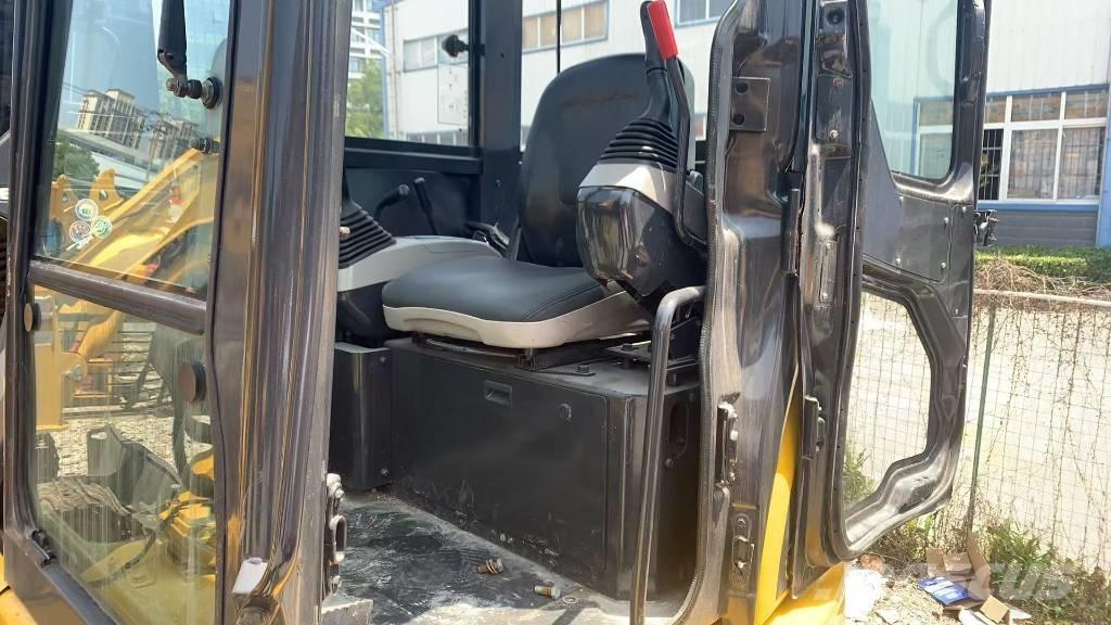 Komatsu PC 40 MR Roomikekskavaatorid