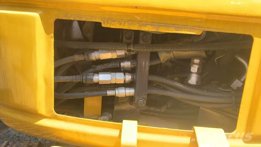 Komatsu PC 40 MR Roomikekskavaatorid