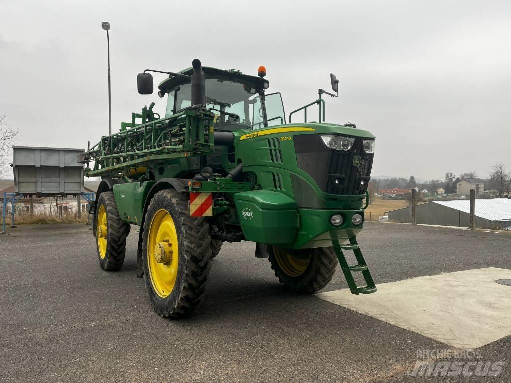 John Deere R4040i Iseliikuvad pritsid