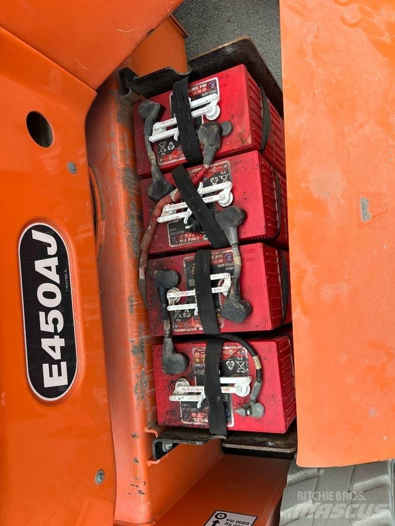 JLG E 450 AJ Iseliikuvad poomtõstukid