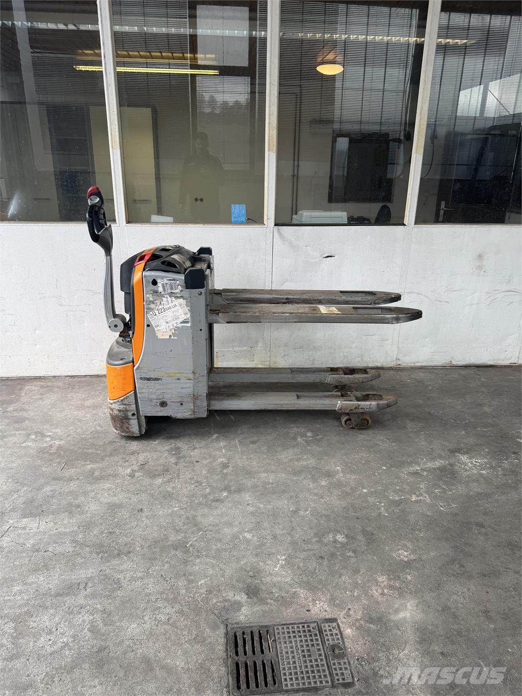 Still EXU-H18 Järelkäidavad virnastajad