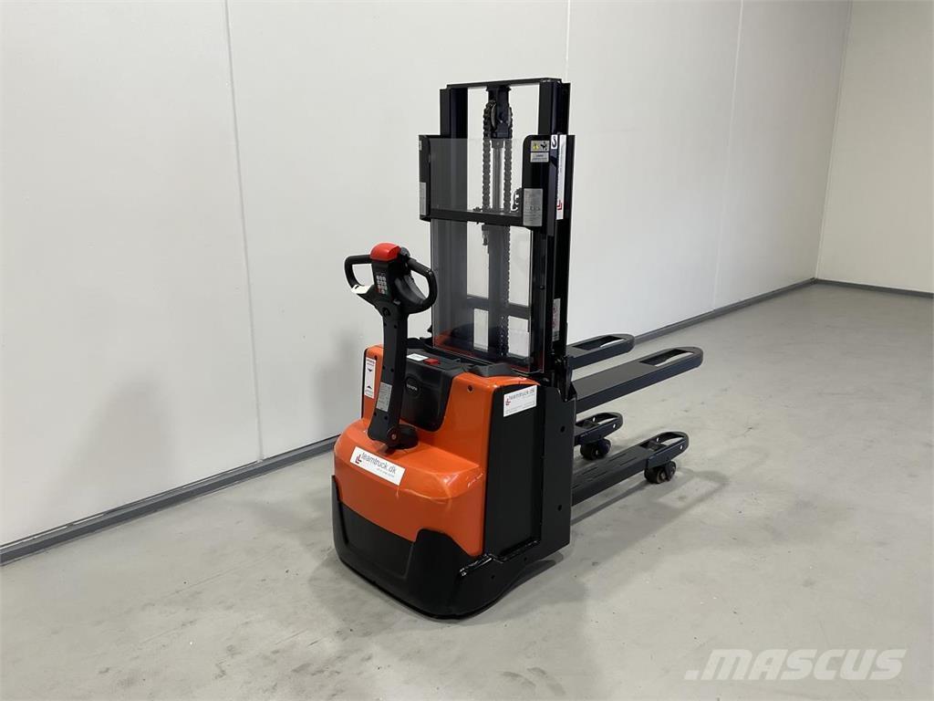 Toyota SWE200D Platvormiga virnastajad