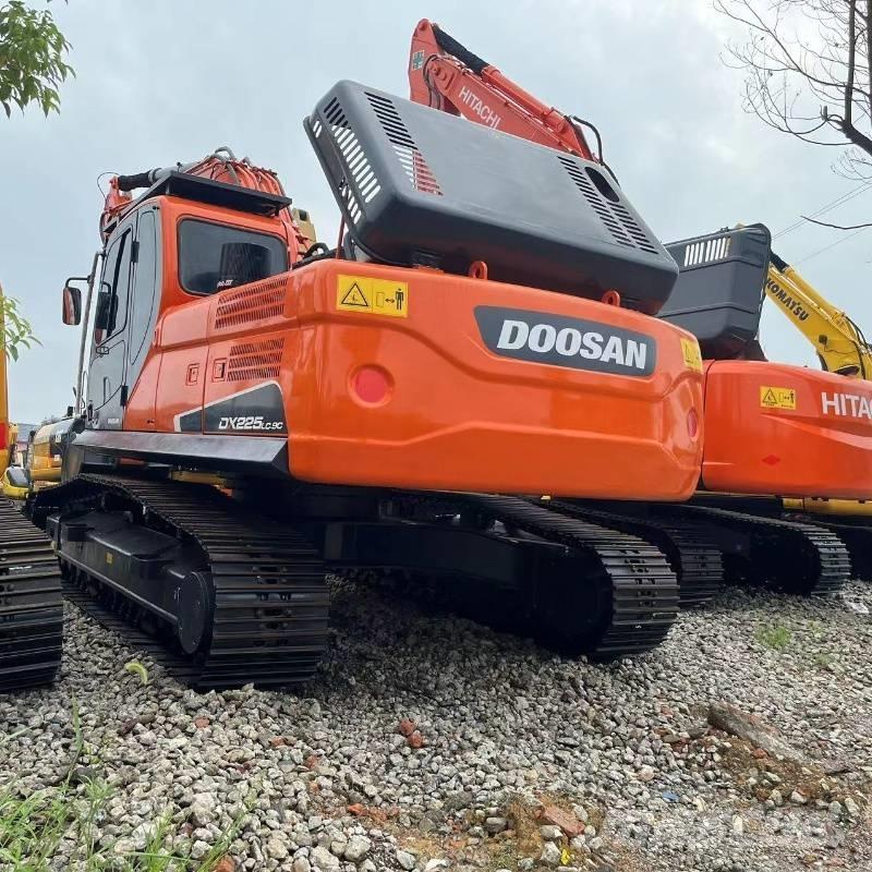 Doosan DX 225 Roomikekskavaatorid