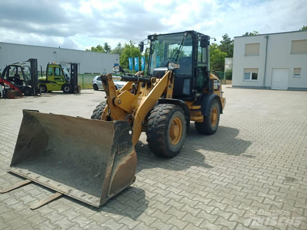 CAT 907 M Rataslaadurid
