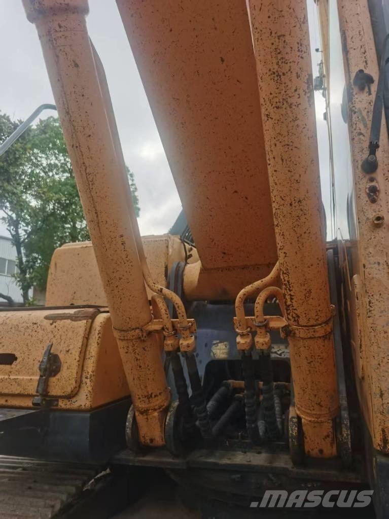 Hyundai R220LC-9S Roomikekskavaatorid