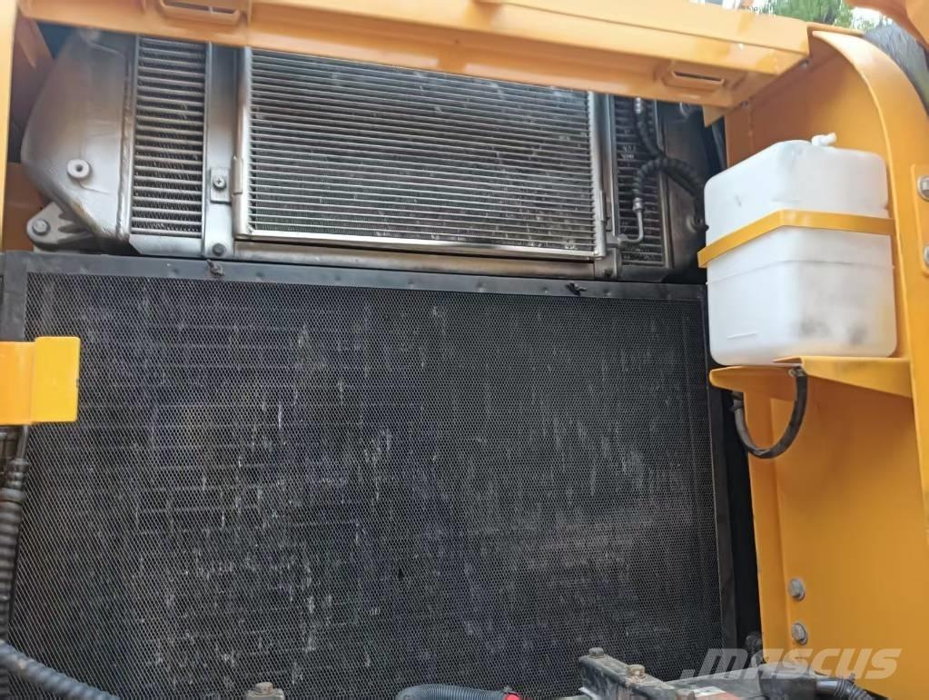 Hyundai 220LC-9T Roomikekskavaatorid