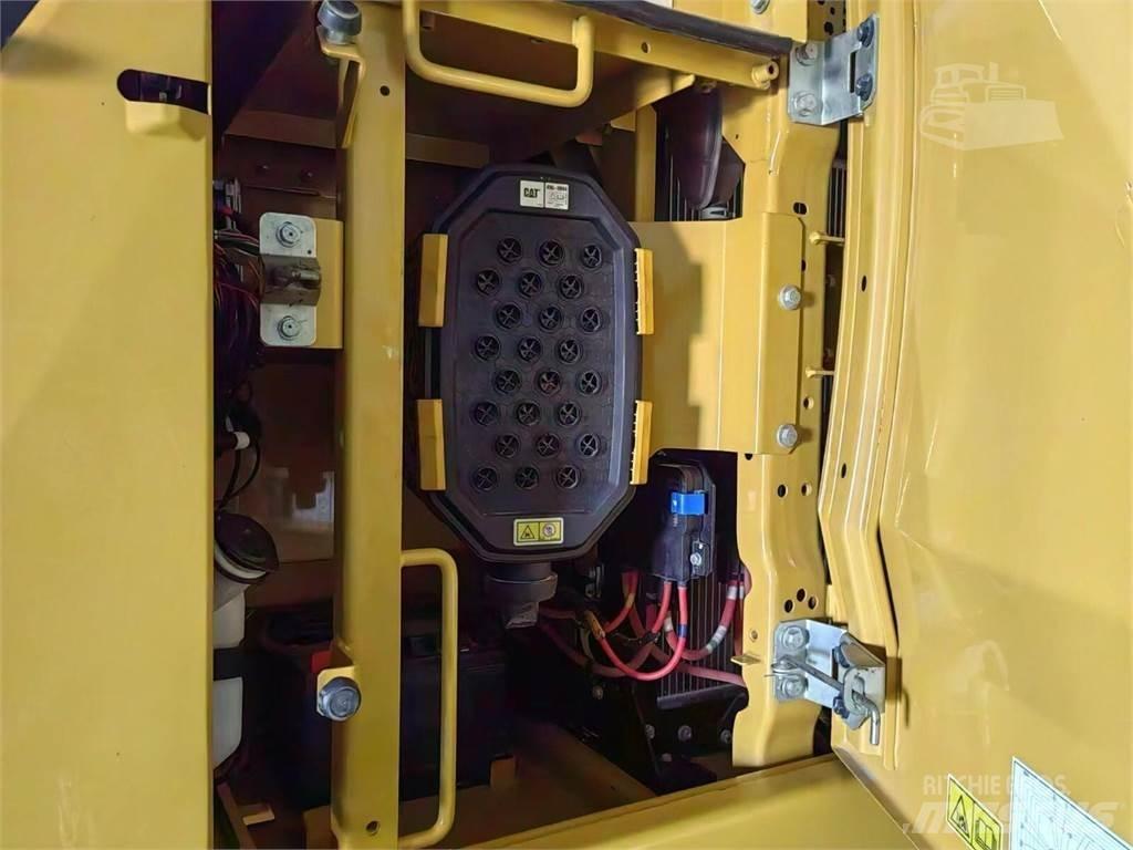 CAT 330 Roomikekskavaatorid