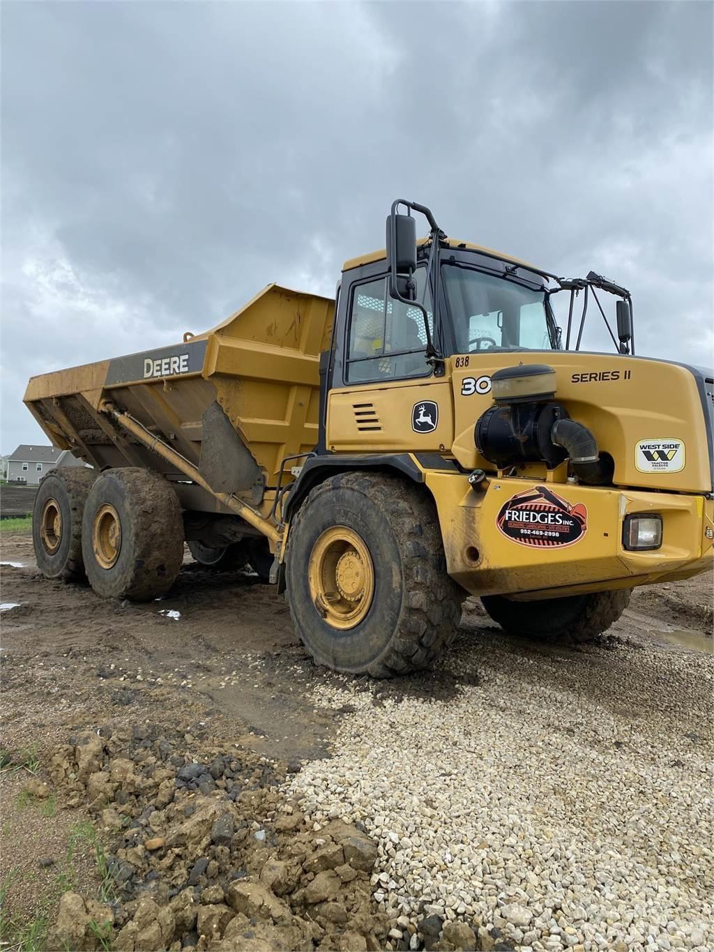 John Deere 300D Liigendraamiga pinnaseveokid